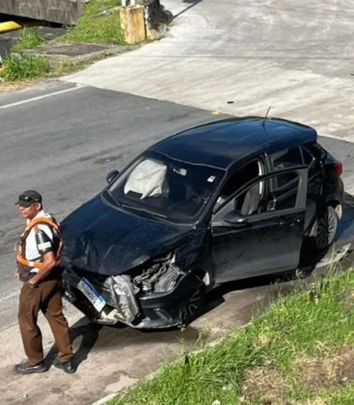 Veículo danificado após acidente