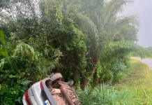 Carro capota na Linha Verde em meio a forte chuva próximo à Praia do Forte