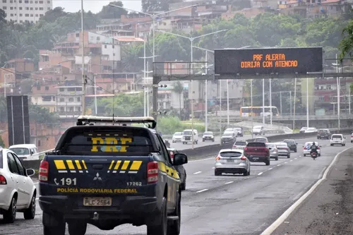 Motociclista morre em acidente com caminhão na BR-324