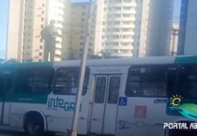 Salvador: Motorista de ônibus sobe no teto e segura bandeira do Brasil