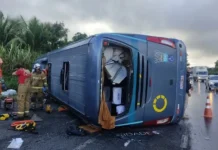 Ônibus tomba em Simões Filho, mata uma pessoa e fere quatro rumo a Camaçari
