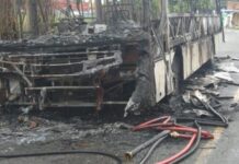 Ônibus pega fogo em Jauá; bombeiros contêm incêndio na orla de Camaçari