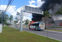 Incêndio destrói micro-ônibus da Policlínica Regional em Camaçari
