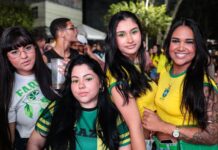 Torcida assiste Brasil x Haiti em telões na sede e orla de Camaçari