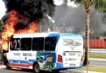 Micro-ônibus pega fogo em Camaçari; pacientes saem ilesos do veículo