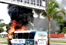 Micro-ônibus da Policlínica do Estado pega fogo e é destruído em Camaçari