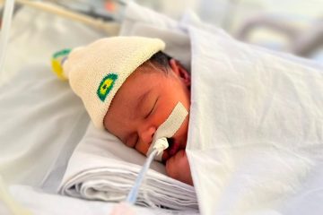 Recém-nascidos da UTI Neonatal vestidos para a Copa do Mundo