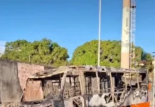 Ônibus do sistema Conecta é destruído por incêndio no TIR de Camaçari