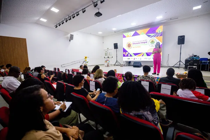 Gestores e educadores reunidos no CETIVA para debater os desafios e o futuro da educação rural.