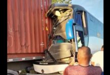 Acidente com ônibus na BA-535 em Camaçari deixa 20 feridos