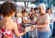 Entrega de uniformes beneficia 250 crianças e jovens em Camaçari
