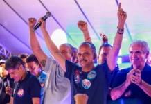 Elinaldo recebe apoio de ACM Neto, Elmar e Flaviano em comício em Santo Amaro