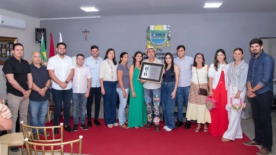 Mestre Jasson recebendo título de cidadão benemérito