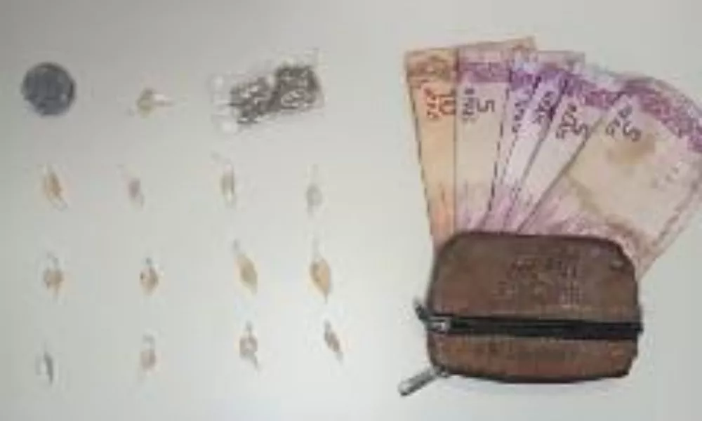 Apos-denuncia-suspeito-foge-e-abandona-bolsa-com-drogas-e-dinheiro-na-Praca-Abrantes.jpeg