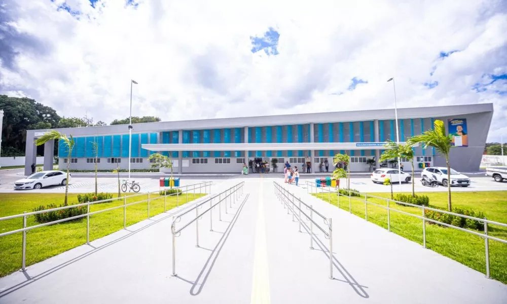 Carreta do programa federal na Policlínica de Camaçari