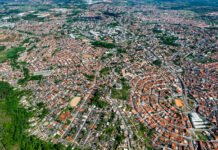 Cidade brasileira tem indústria que emprega grande parte da população