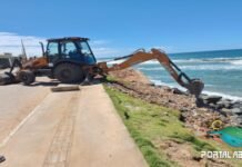 Prefeitura retira entulho descartado na praia de Jauá após denúncia