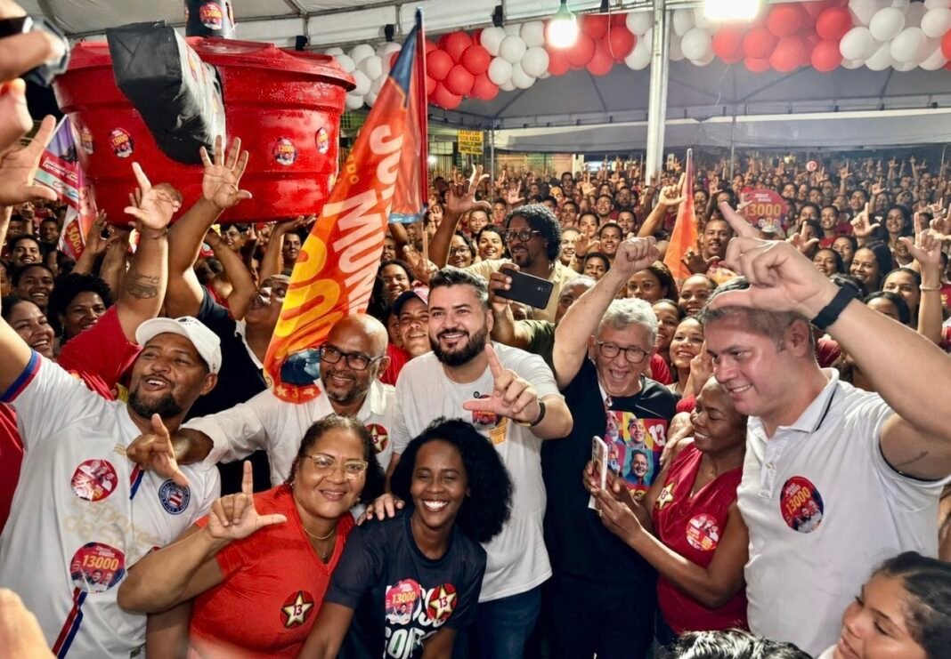 com-apoio-de-caetano-ato-pela-reeleicao-de-junior-muniz-reune-mais-2-mil-pessoas-em-arembepe73243135.jpeg