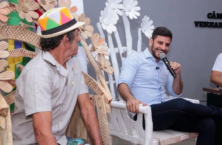 Cerimônia de homenagem ao Mestre Jasson com autoridades municipais