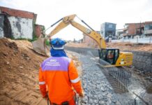 Obras de macrodrenagem avançam no Rio Camaçari e Riacho da Lama Preta