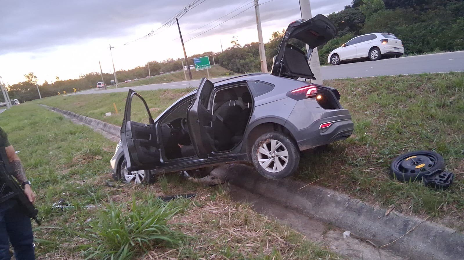 Carro batido após abordagem policial