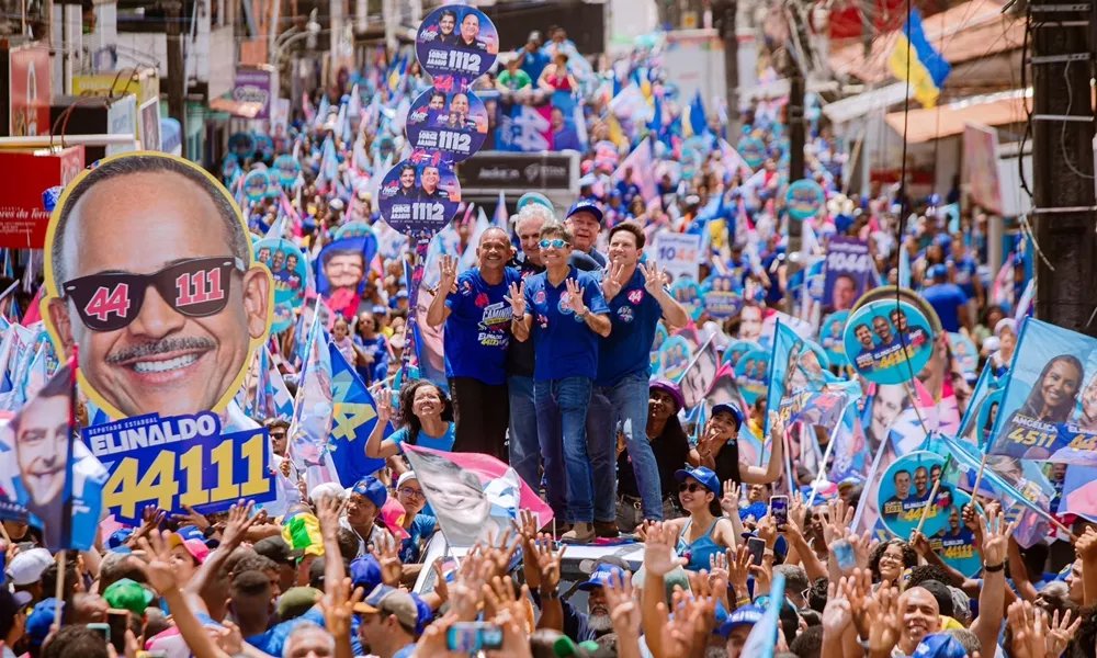 Grupo político caminhando pelas ruas de Camaçari