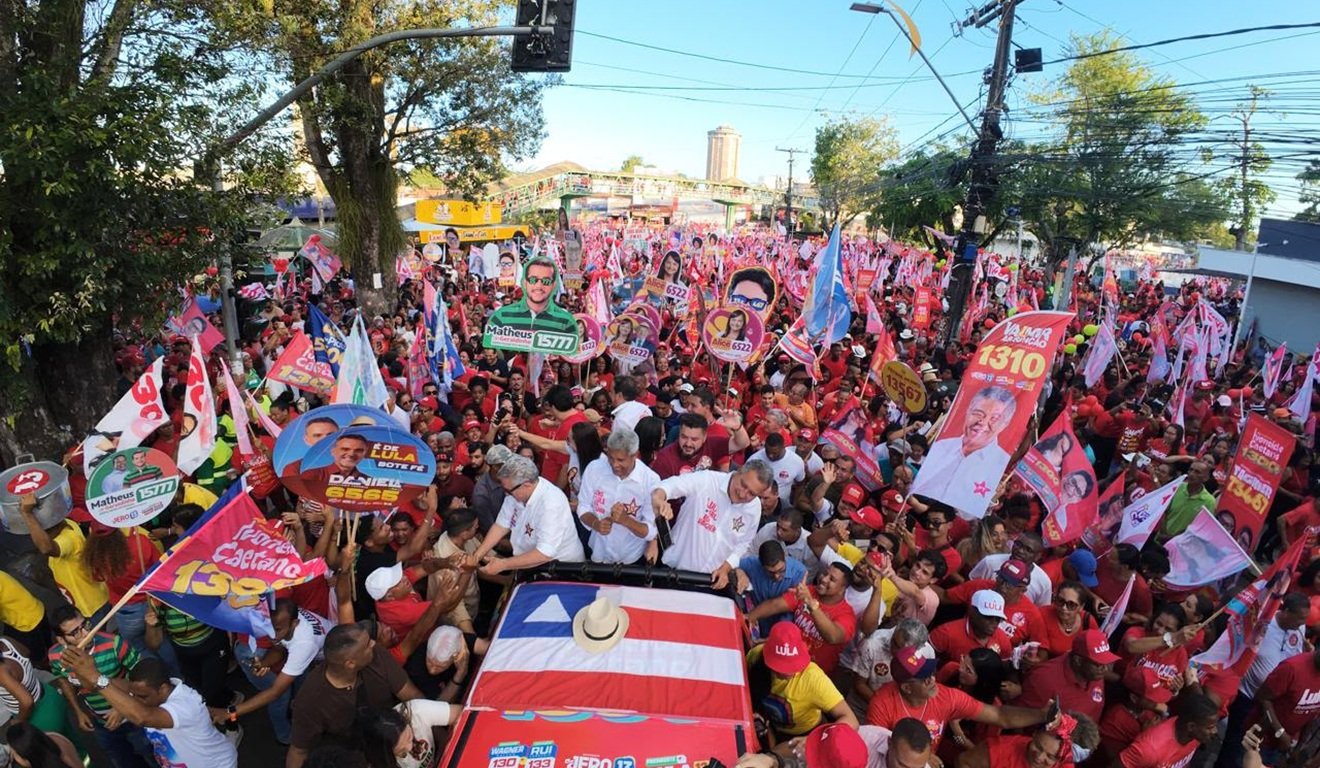 Multidão durante caminhada em Camaçari