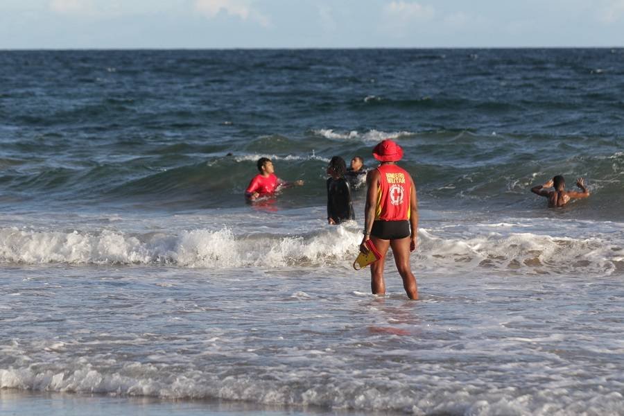 Equipe de bombeiros durante resgate na praia
