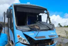Micro-ônibus com professores sofre acidente após caçamba perder controle em Dias d’Ávila